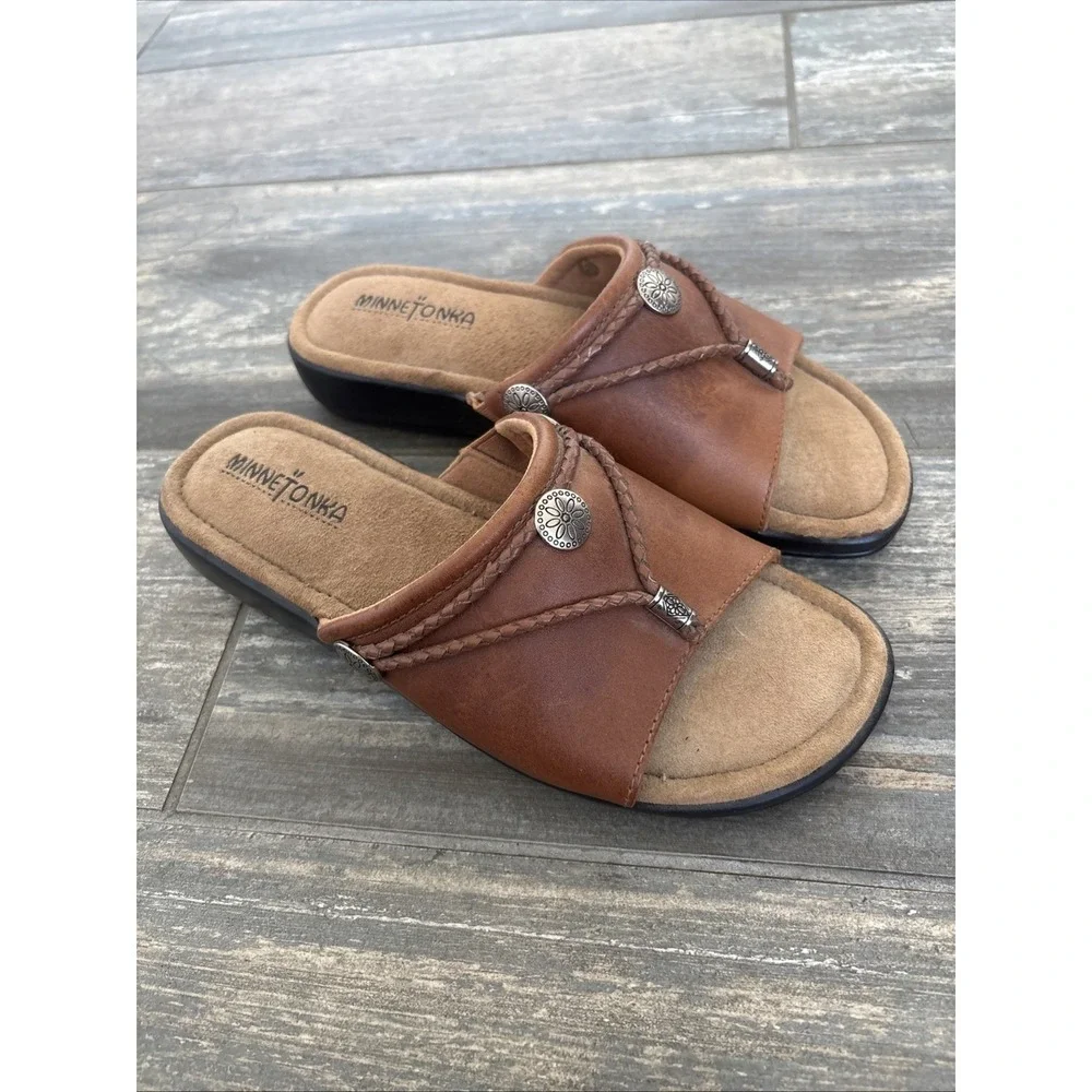 Minnetonka Womens 7 Moccasin Silverthorne Slide Tan Brown Leather Sandals